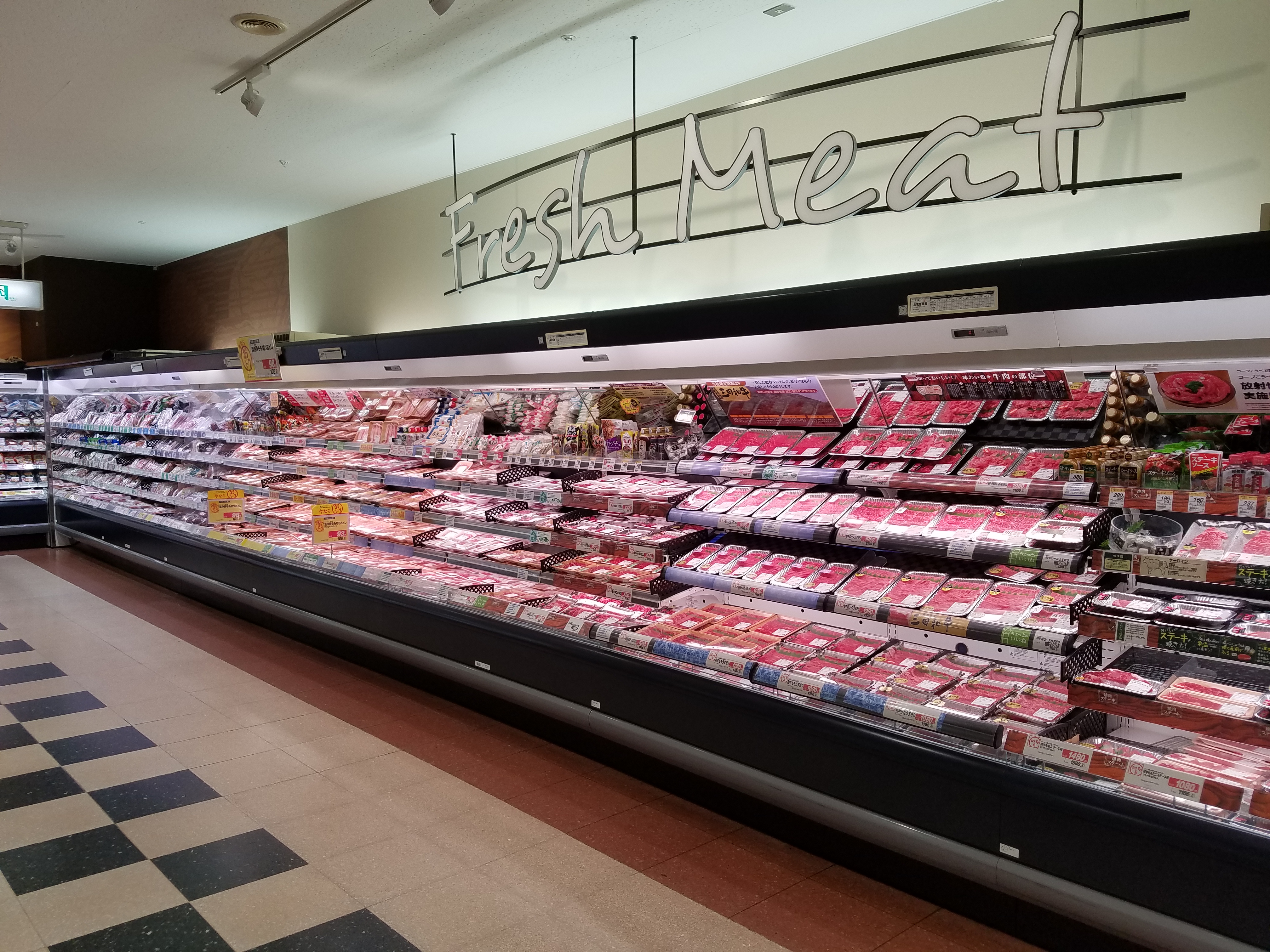 芦屋店の精肉売場、FRESH MEATの看板