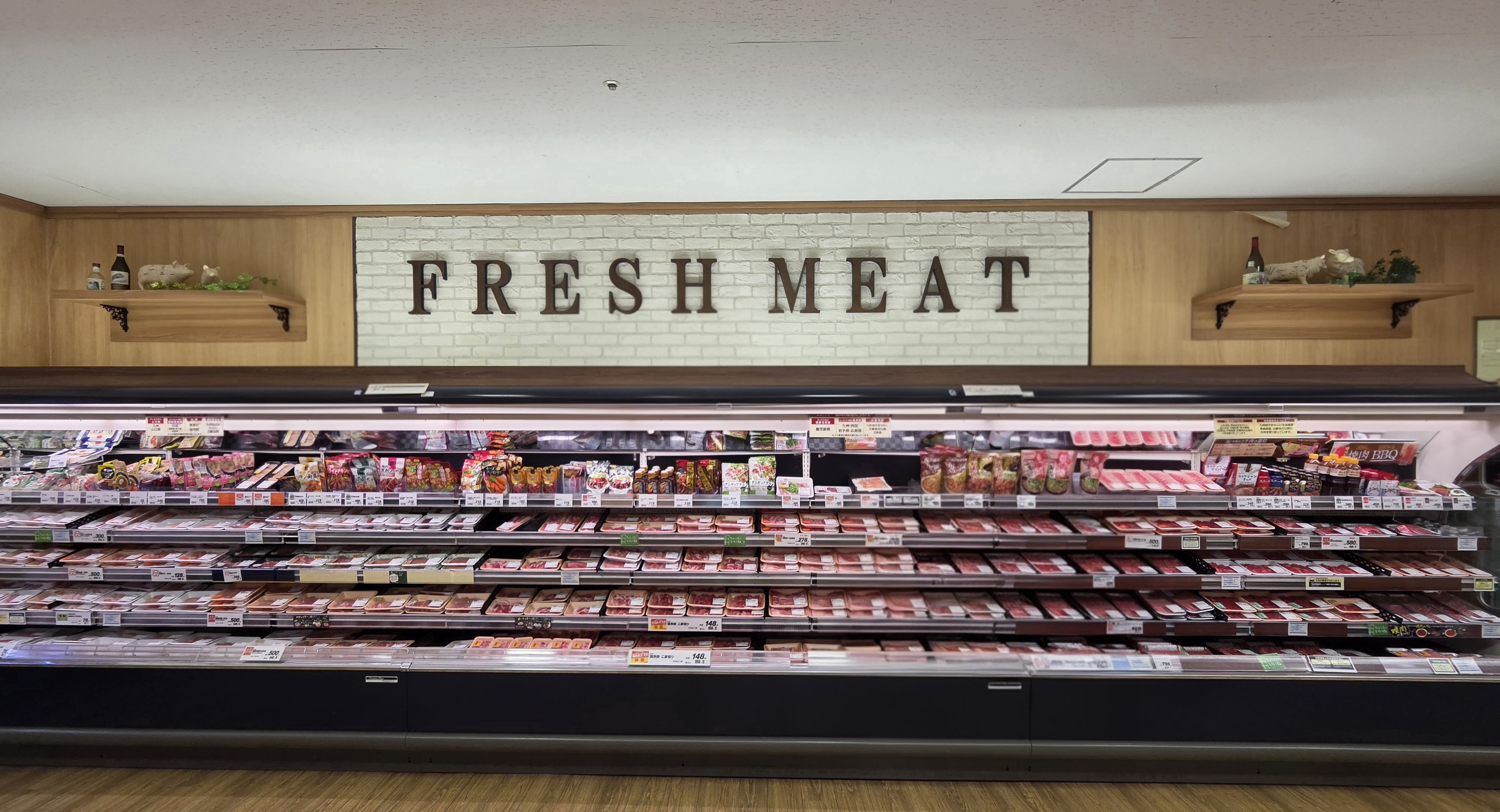 夙川店の精肉売場、FRESH MEATの看板