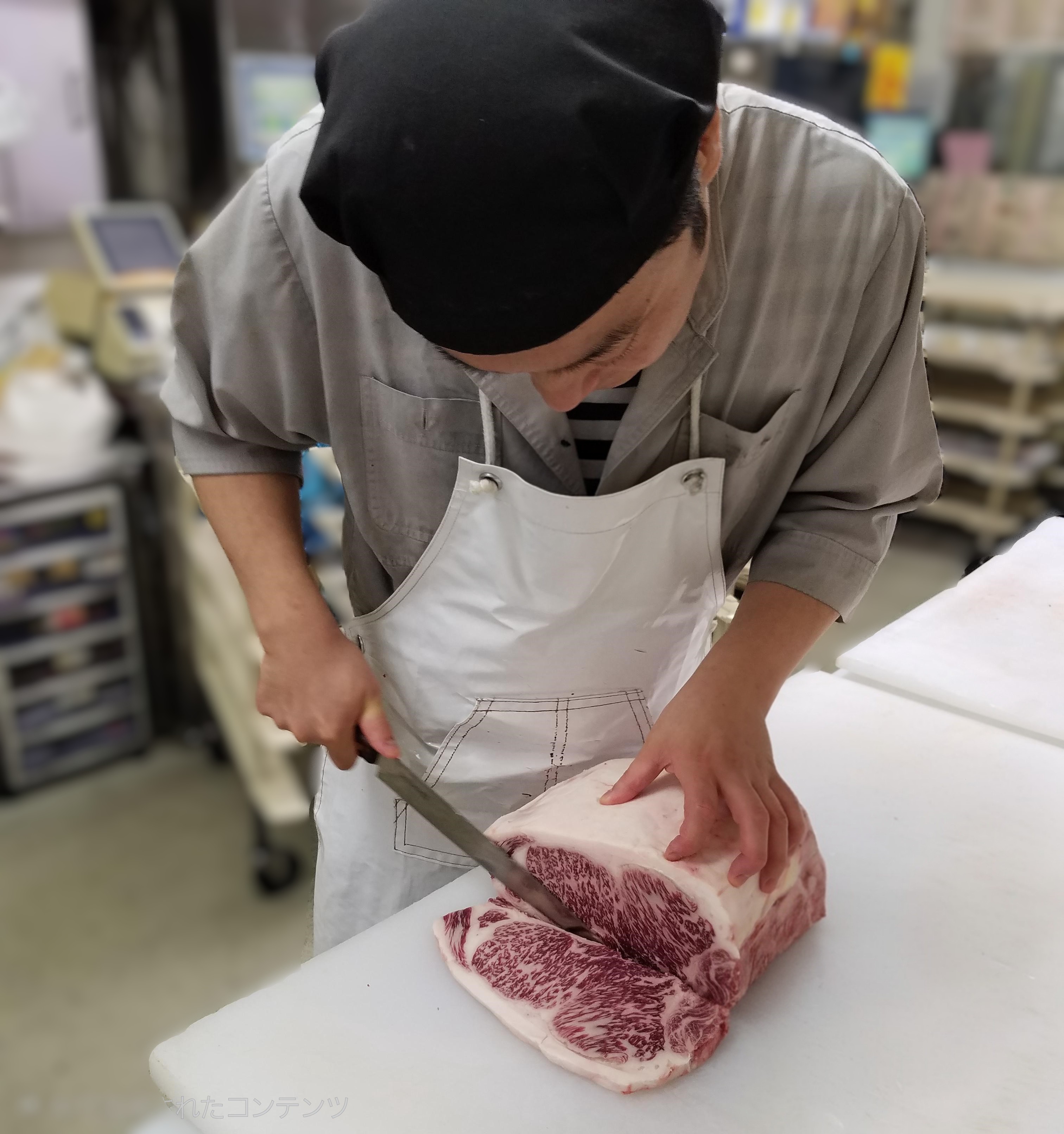 肉の状態を見ながら加工する職人の手元