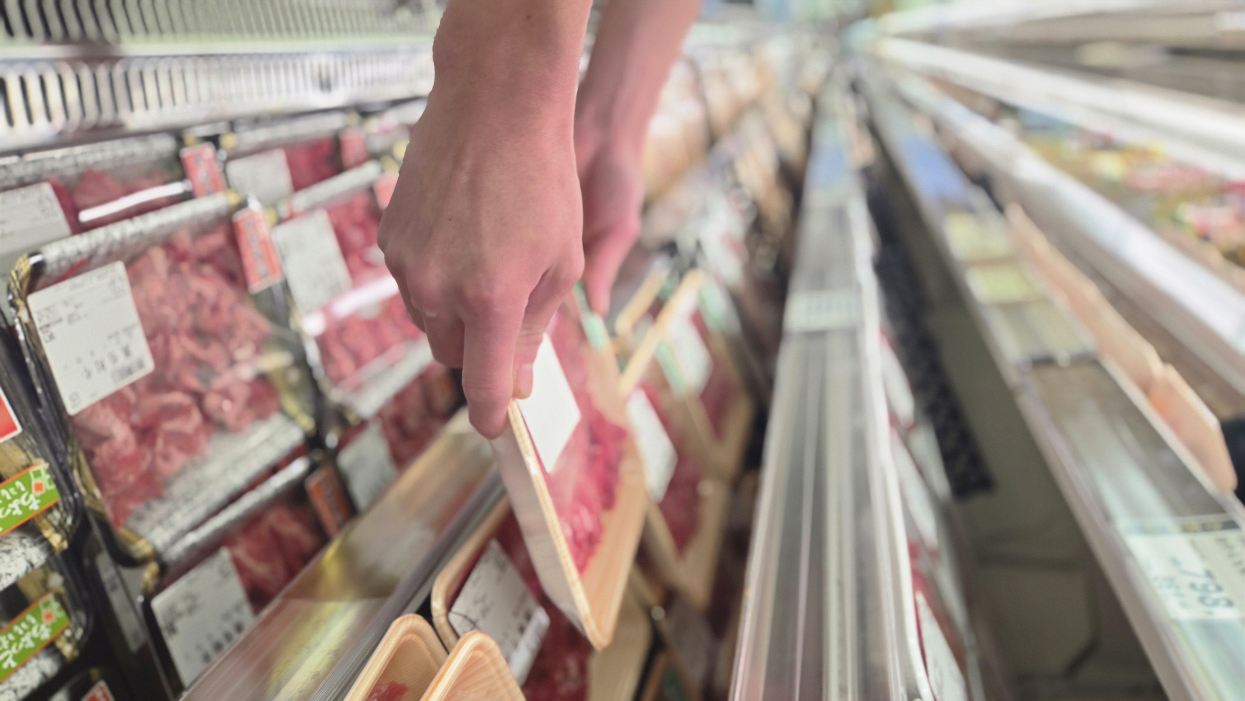 売場で商品を並べる手元