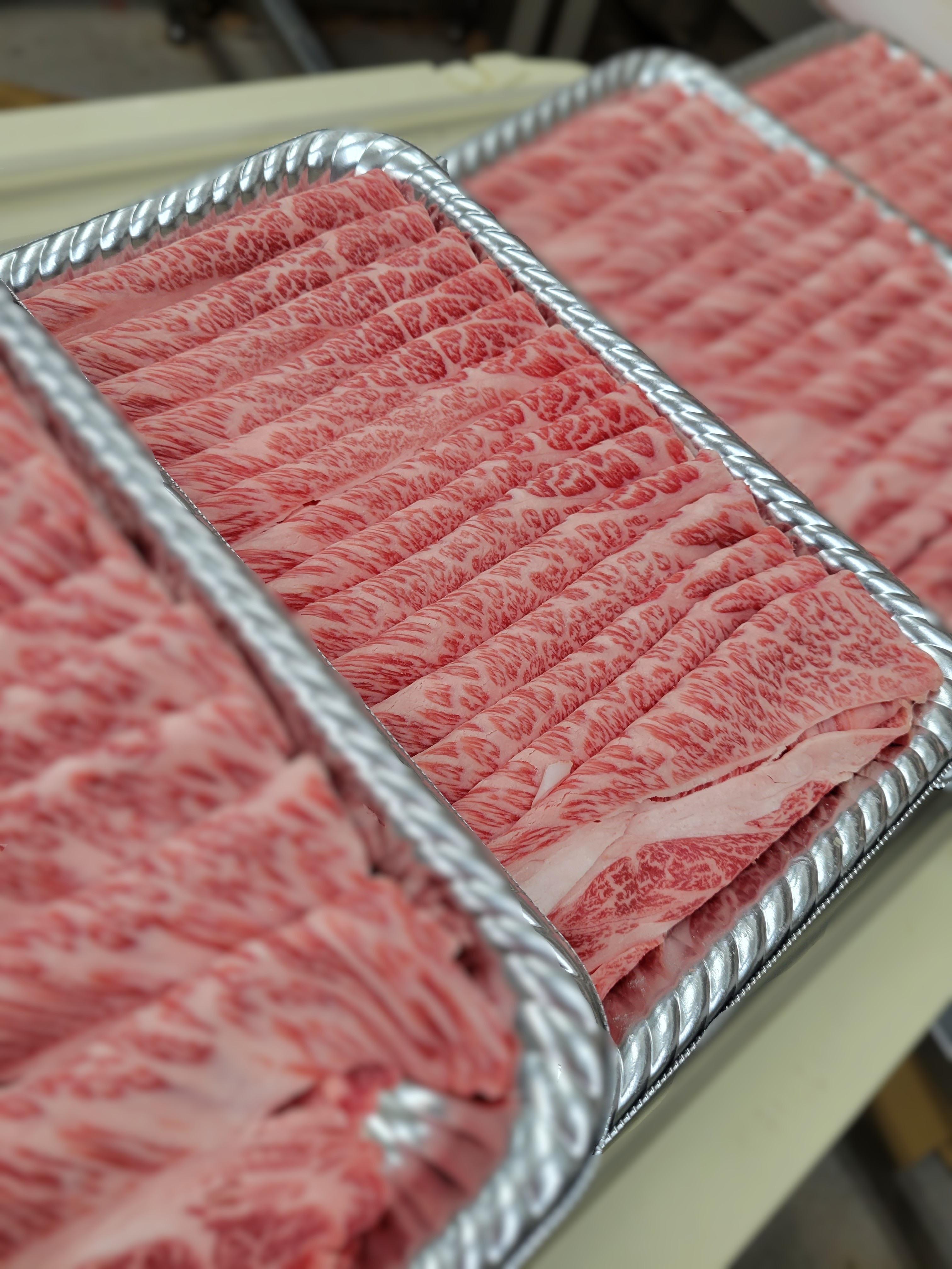 折箱に並べられたスライス肉、商品に仕上げられた様子